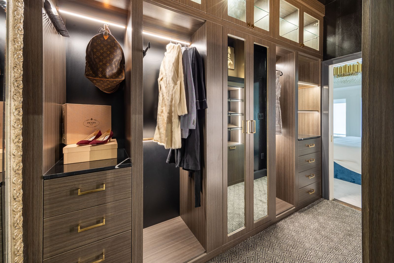Master closet size for custom design Image of a master closet size designed for a Newport Beach homeowner