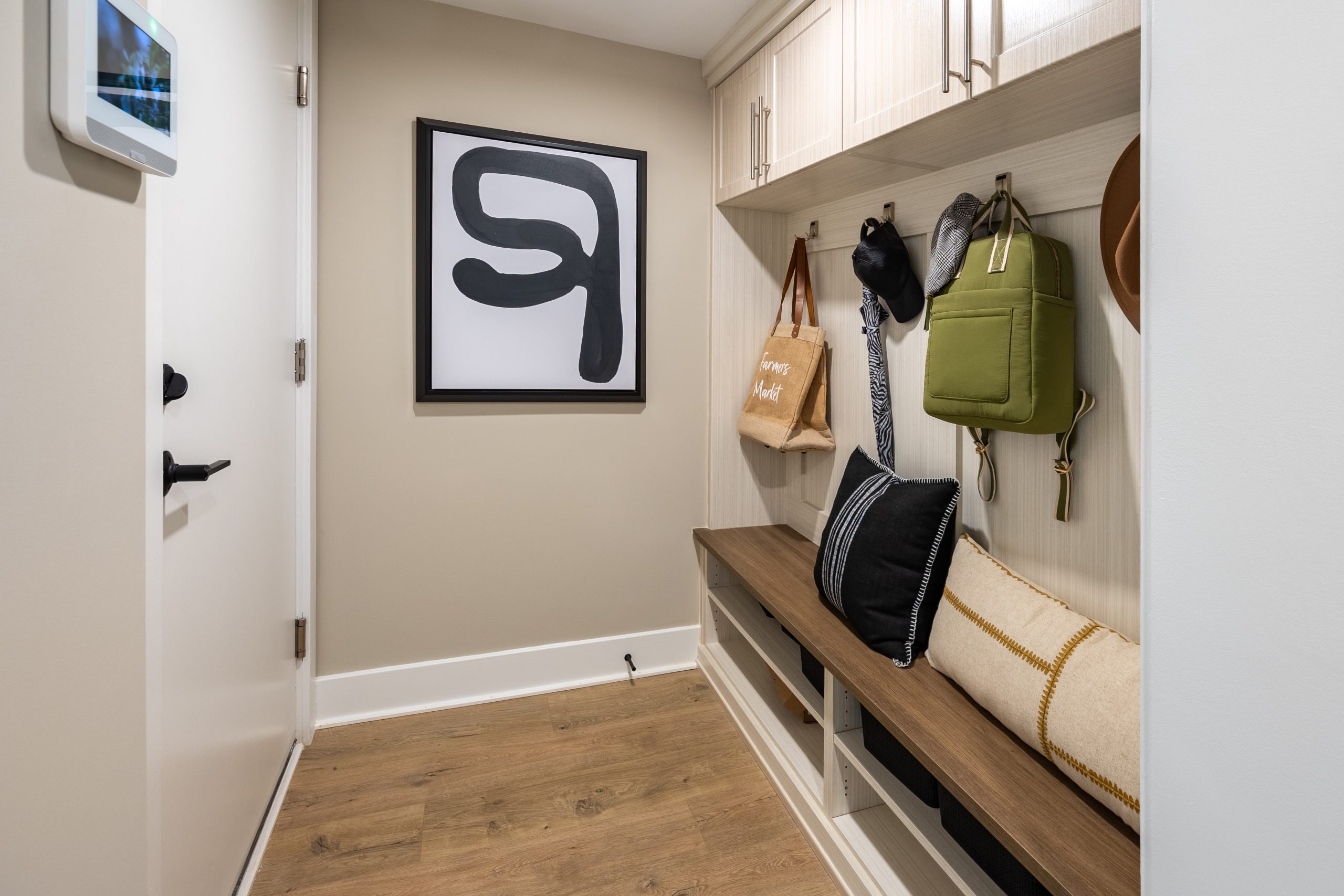 Mudroom storage system for Orange County homeowners Image of an Irvine homeowner's entry way with mudroom storage systems for after school backpack storage.